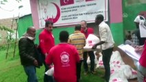 Türk Kızılayı yöneticisi Etiyopya'da ayakkabısını da bağışladı - ADDİS ABABA
