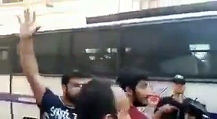 Kadıköy'de gözaltına alınan liseliler polis aracında darp edildi