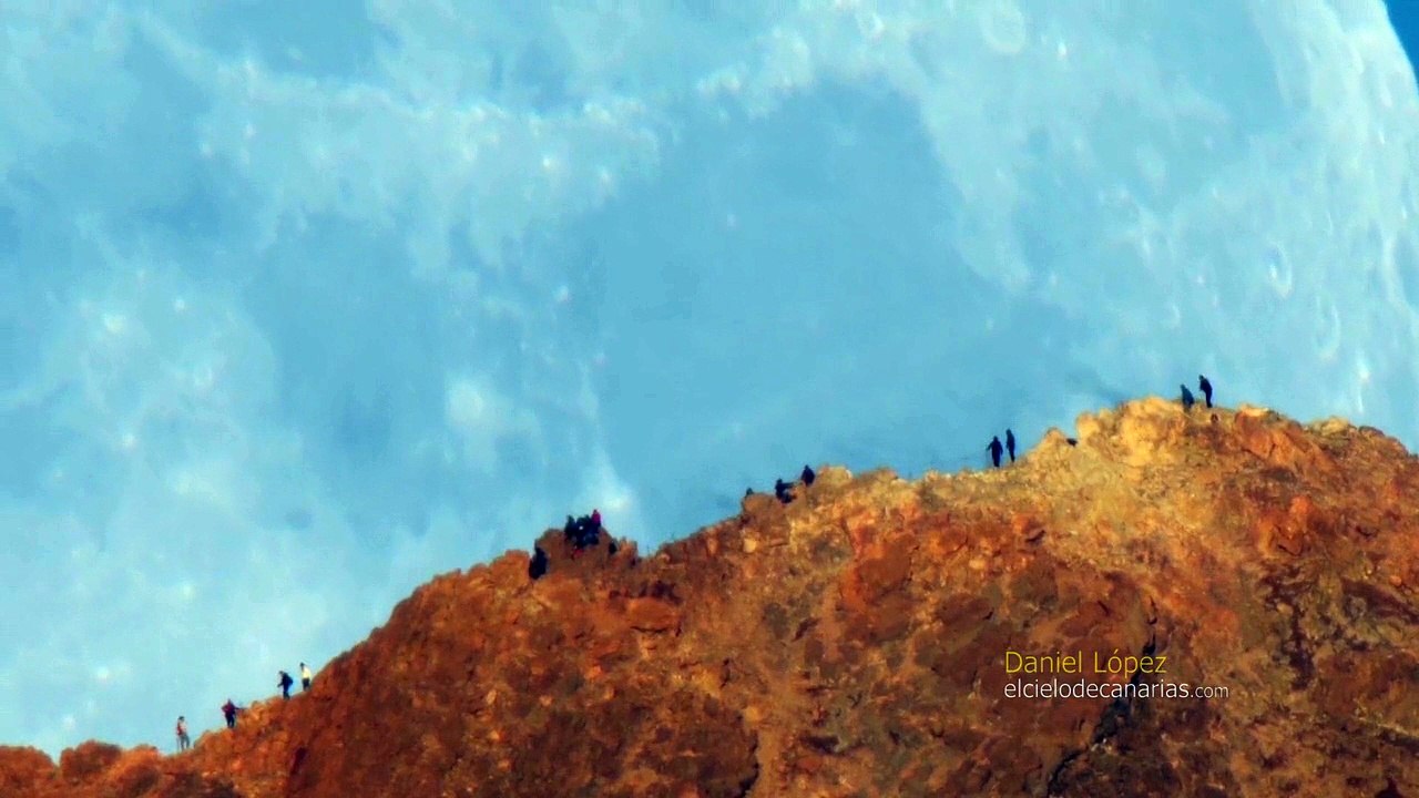 La lune se couche sur le pic du Teide (Tenerife, Canary Islands)