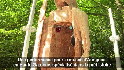 Après sept jours enfermé, l'artiste Poincheval sort de sa statue