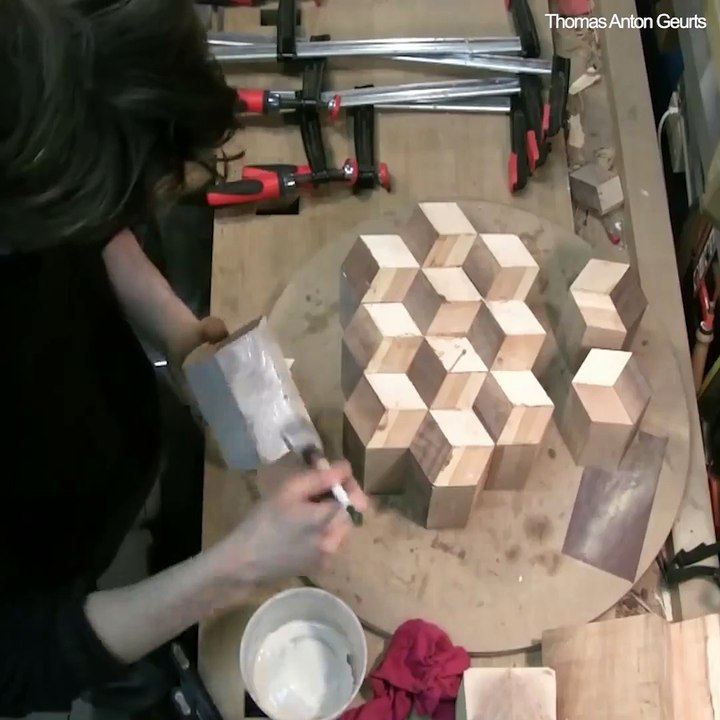 Ce que fait cet artisan avec le bois est magique et hypnotique