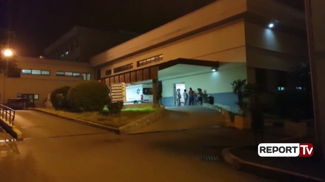 Report Tv - Krim në familje, burri vret gruan me sende të forta, vetëdorëzohet në polici