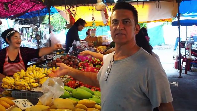 Retirement in Pattaya 53 Year Old Sean His Two Thai Roommates Street Food Shopping