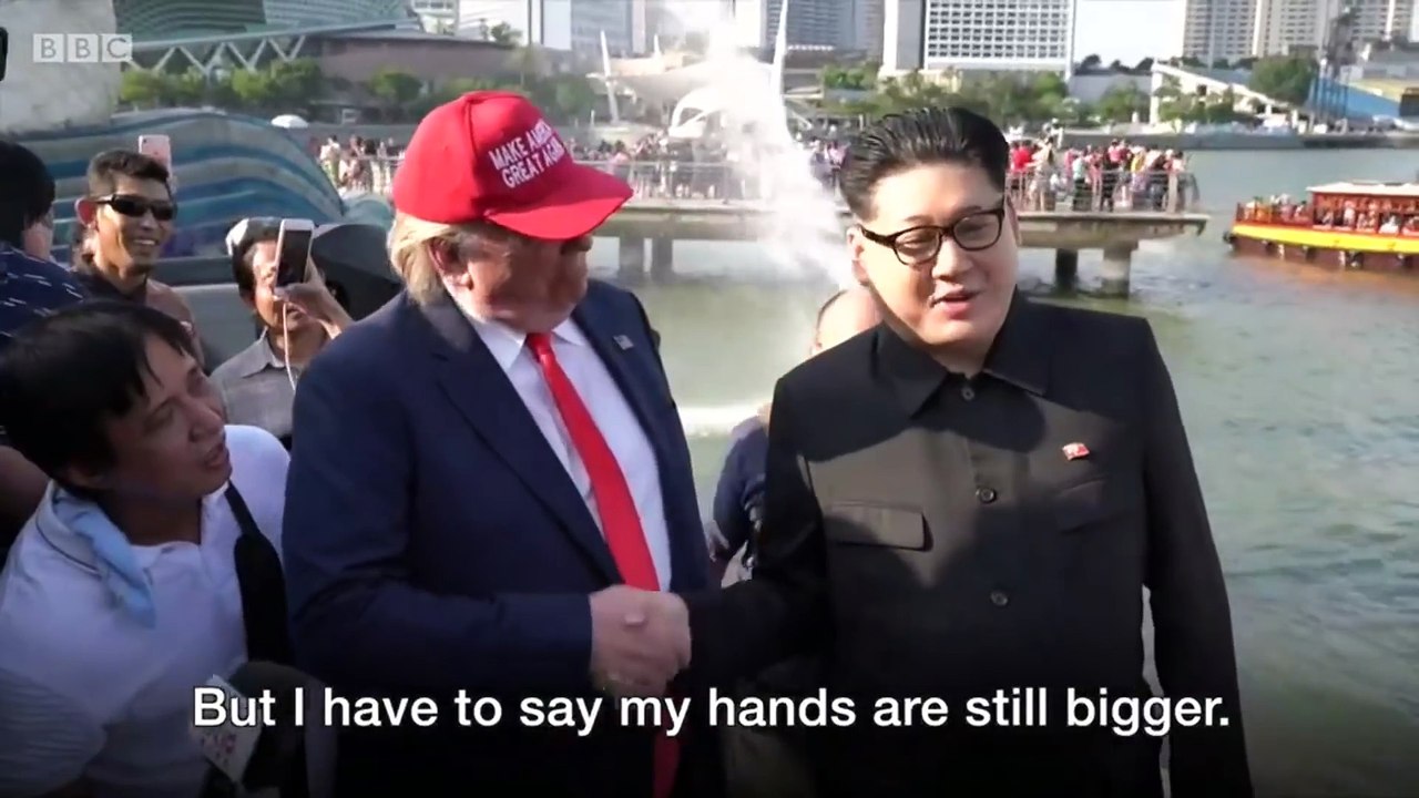 Trump Kim: Impersonators buddy up in Singapore - BBC News