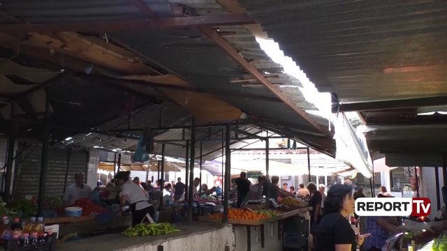 Report Tv - Tregu i fruta perimeve në qytetin e Vlorës nuk ofron asnjë kusht