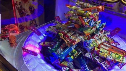 【UFOキャッチャーあるある】うまい棒の巨大タワー崩壊、事件はその時起きた。【トライポッド】