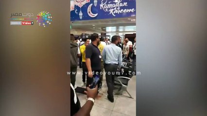 مواطنون يردودن أغنية "مو صلاح" خلال وصول بعثة المنتخب مطار القاهرة