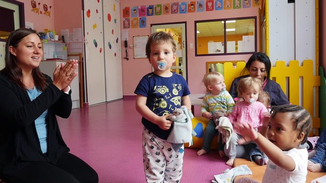 A la crèche Les Petits câlins, les enfants parlent avec les mains