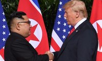 Jabat Tangan 10 Detik yang Bersejarah antara Trump & Kim
