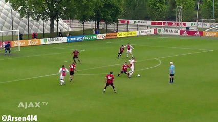 49 yaşındaki Dennis Bergkamp, muhteşem gollerine devam ediyor