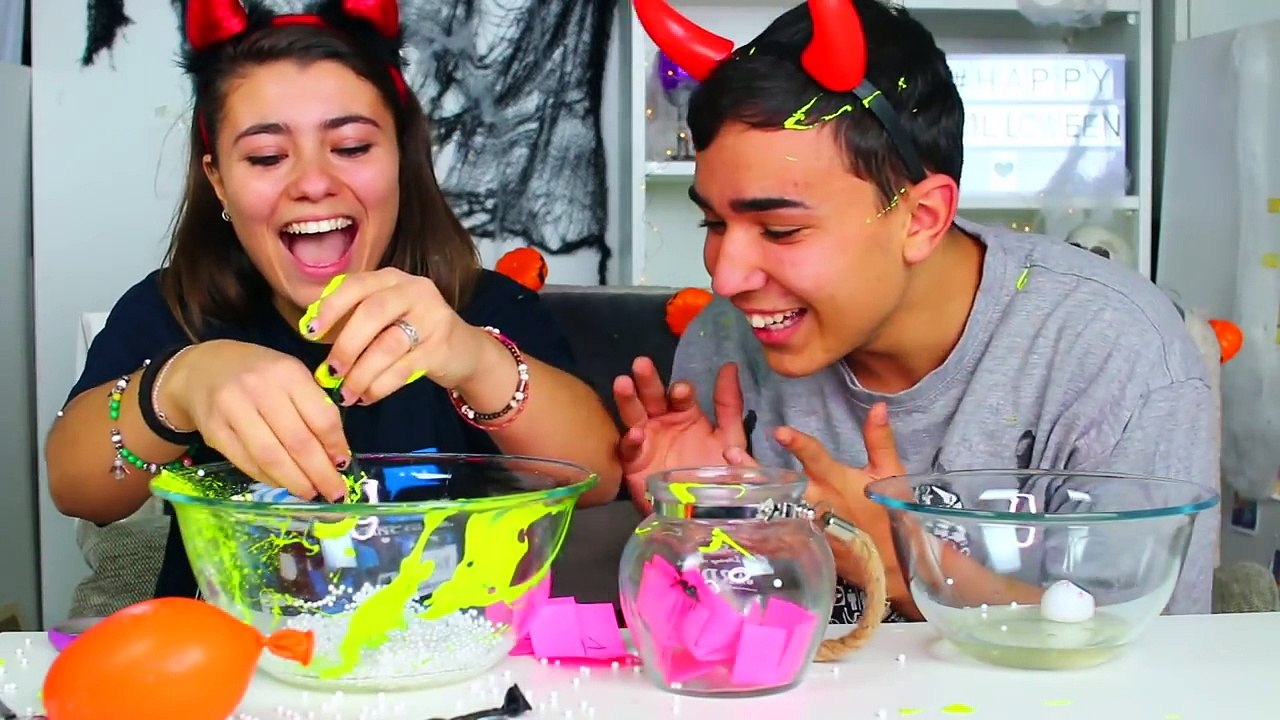 ON FAIT DU SLIME D'HALLOWEEN AVEC DES BALLONS !! Jonathan Et Amandine