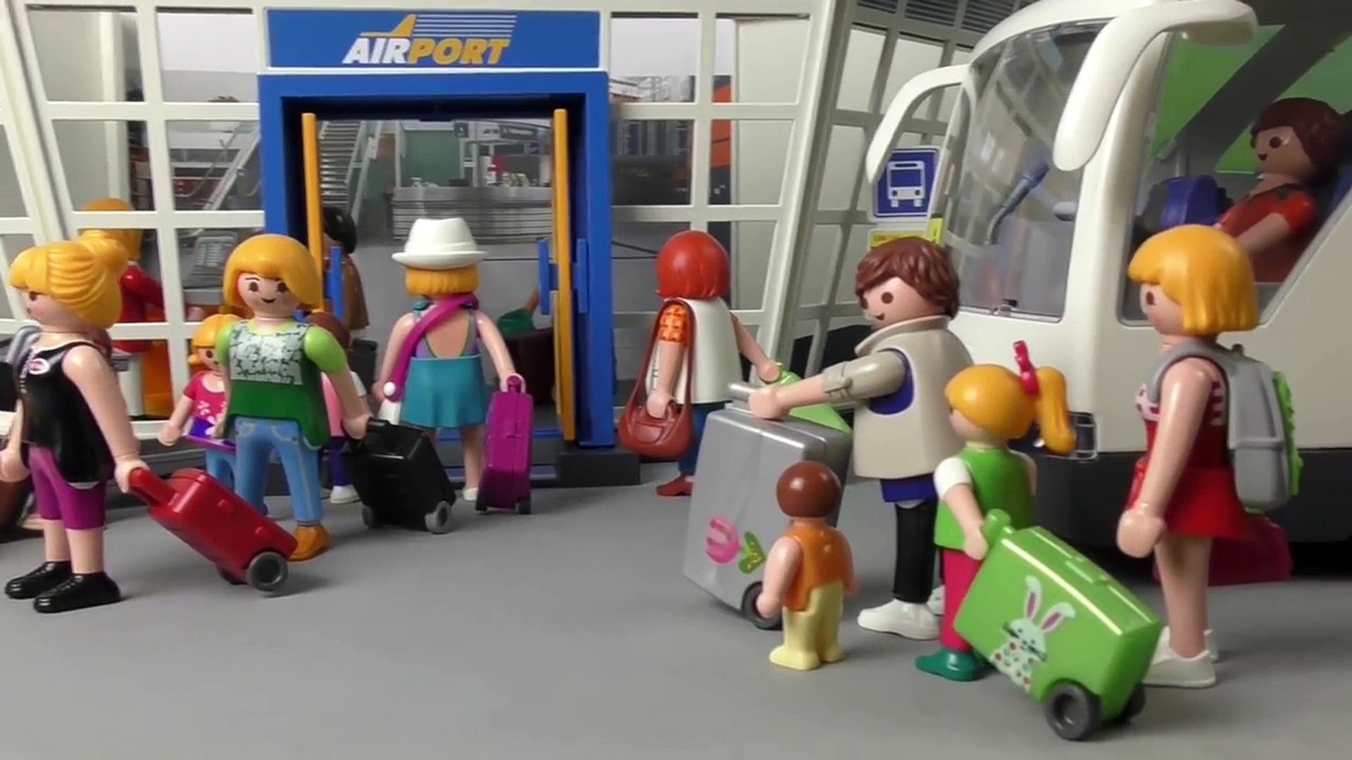 ⁣يوم في المطار- عائلة عمر - أفلام بلاي