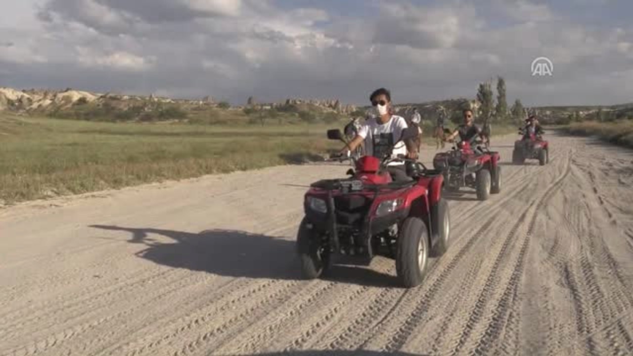 Çinli Turistler Kapadokya'ya Hayran Kalıyor