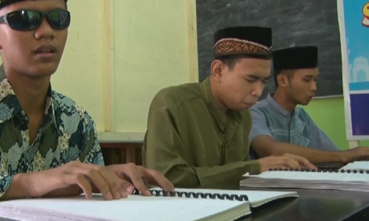 Siswa Tuna Netra Giat Membaca Alquran Braile