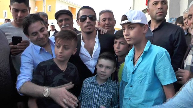 Nusret’in Erzurum’da açılış öncesi eşeğe binme görüntüleri sosyal medyada yoğun ilgi gördü