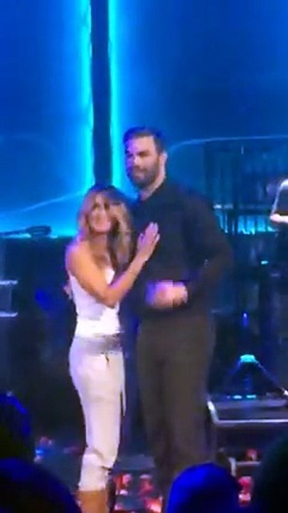 Η Στέλλα Καλλή στον Γιώργο Σαμπάνη - Θέλω κοντά σου να μείνω - Live 2015