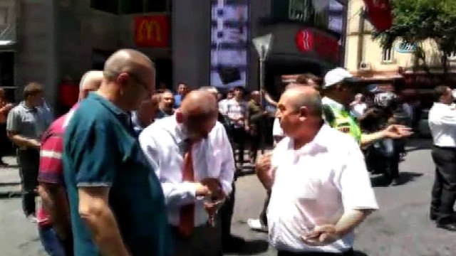 Şişli'de üç özel halk otobüsünün karıştığı zincirleme kazada 3 kişi yaralandı. Olay yerine çok sayıda ambulans sevk edildi.