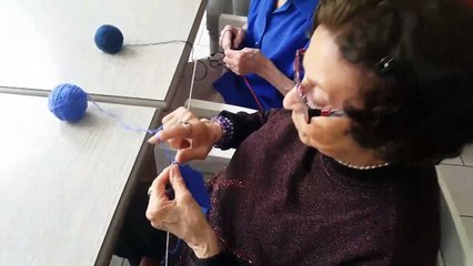 On tricote des drapeaux bleu blanc rouge à la résidence des Aubépins près de Rouen
