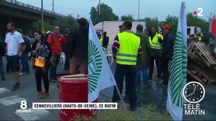 Les agriculteurs en colère bloquent 13 dépôts de carburant