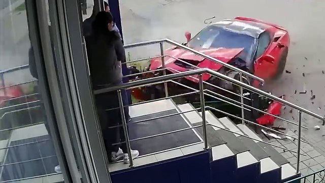 Un jeune conducteur sans permis se crache violemment en Corvette.