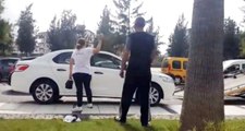 Otomobili Çekilen Kadın, Sinirlenince Aracının Camını Kırıp Kaportasını Taşla Ezdi