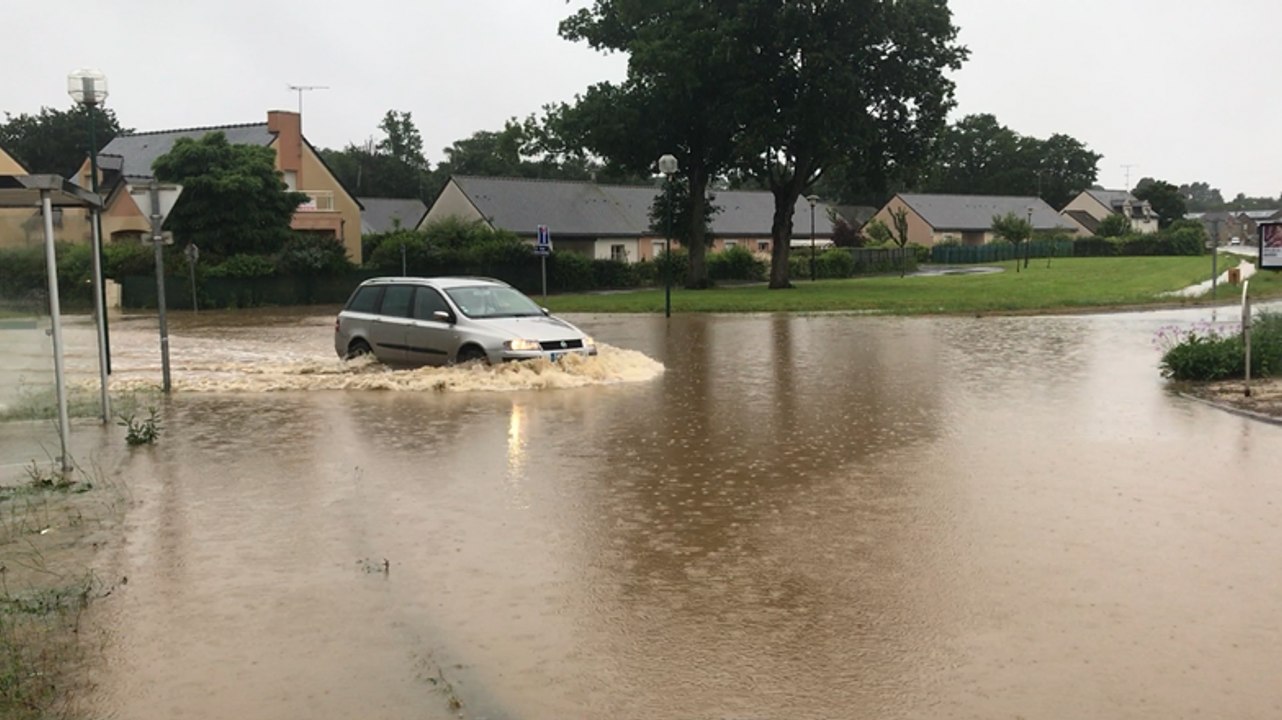 À Châteaubriant, la route de Saint-Aubin-des-Châteaux est inondée