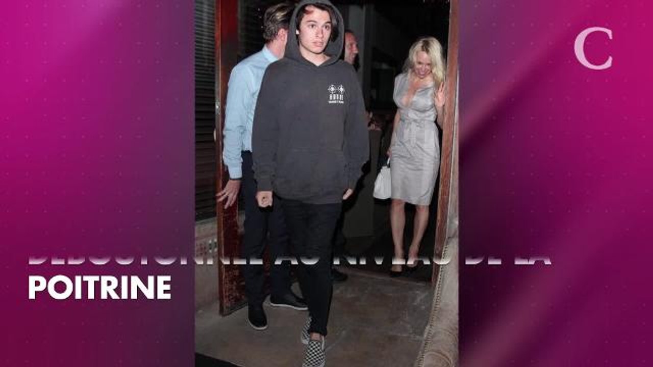 PHOTOS. Pamela Anderson : pour sa virée avec son fils, elle affiche un décolleté XXL !