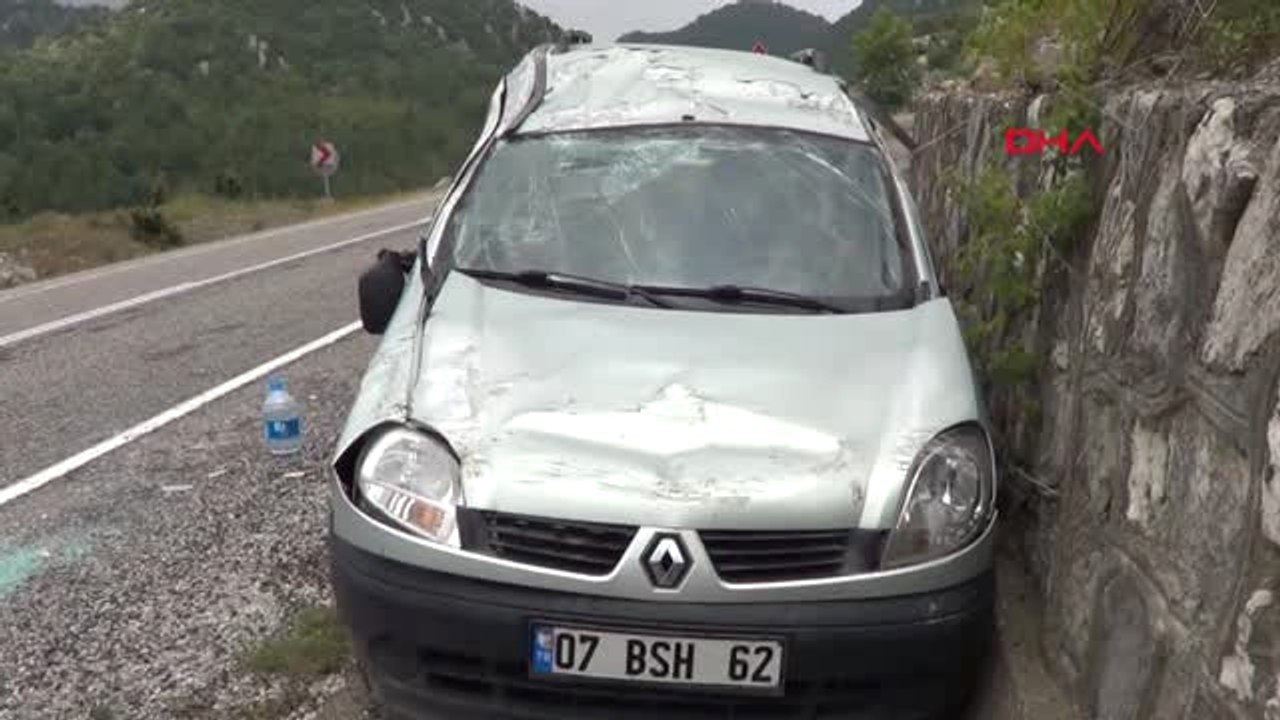 Kahramanmaraş Andırın'da Hafif Ticari Araç Devrildi: 3 Yaralı