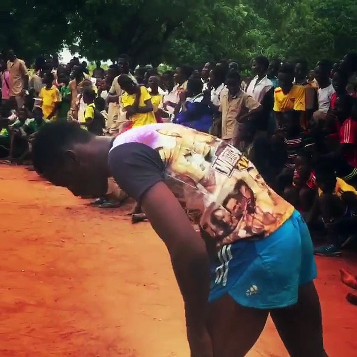 Le saut à 1,80m de Jules au meeting d'athlétisme de Kovié au Togo