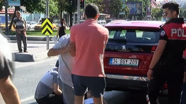 Hızını alamayan motosiklet sürücüsü kırmızı ışıkta bekleyen otomobile çarptı
