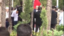 Cumhurbaşkanı Erdoğan, 15 Temmuz Şehidi Kahraman Ömer Halisdemir'in Mezarını Ziyaret Etti