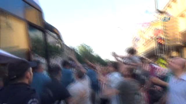 Cumhurbaşkanı Recep Tayyip Erdoğan Bursa'da Halkı Selamladı