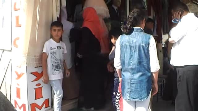 Hizan'da Yetim Çocuklara Bayramlık Kıyafet Dağıtıldı