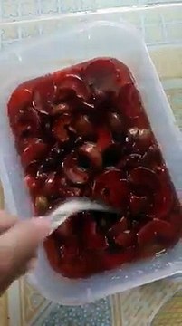 LÀM NƯỚC MẬN GIẢI KHÁT NGON TUYỆT ĐỈNHKhông cầu kỳ như nước sấu, nước mơ, cách làm nước mận vô cùng đơn giản nhưng vẫn đạt tiêu chuẩn giải khát cho mùa hè. Đả