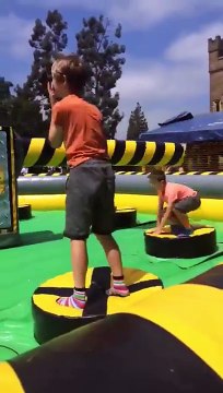 Assommé 2 fois de suite ce gamin lâche pas l'affaire !