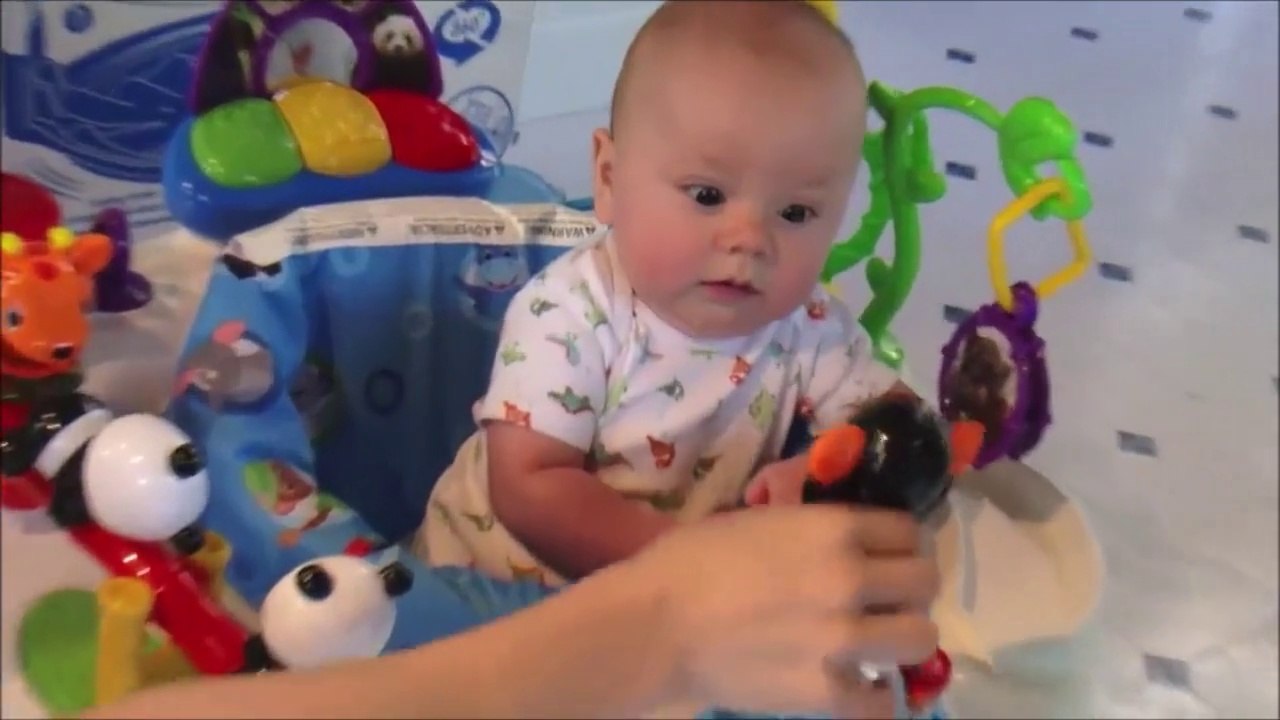 Regardez la tête de bébé quand il entend ce bruit bizarre