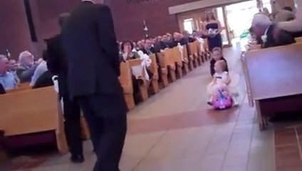 Quand c'est bébé qui apporte les alliances en voiture