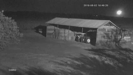 Cámara de seguridad captó el momento en que un meteorito cayó en la Tierra