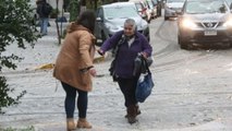 Un manto blanco cubre las calles de Santiago tras la primera nevada del año