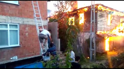 Kastamonu’da iki katlı ahşap bina cayır cayır yandı