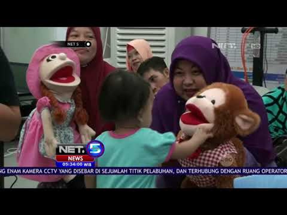 Sekelompok Pendongeng Hibur Anak-anak di Stasiun Senen - NET5