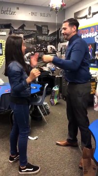 Un handshake interminable entre cette fille et son père