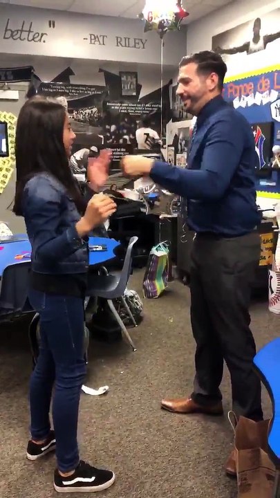 Un handshake interminable entre cette fille et son père