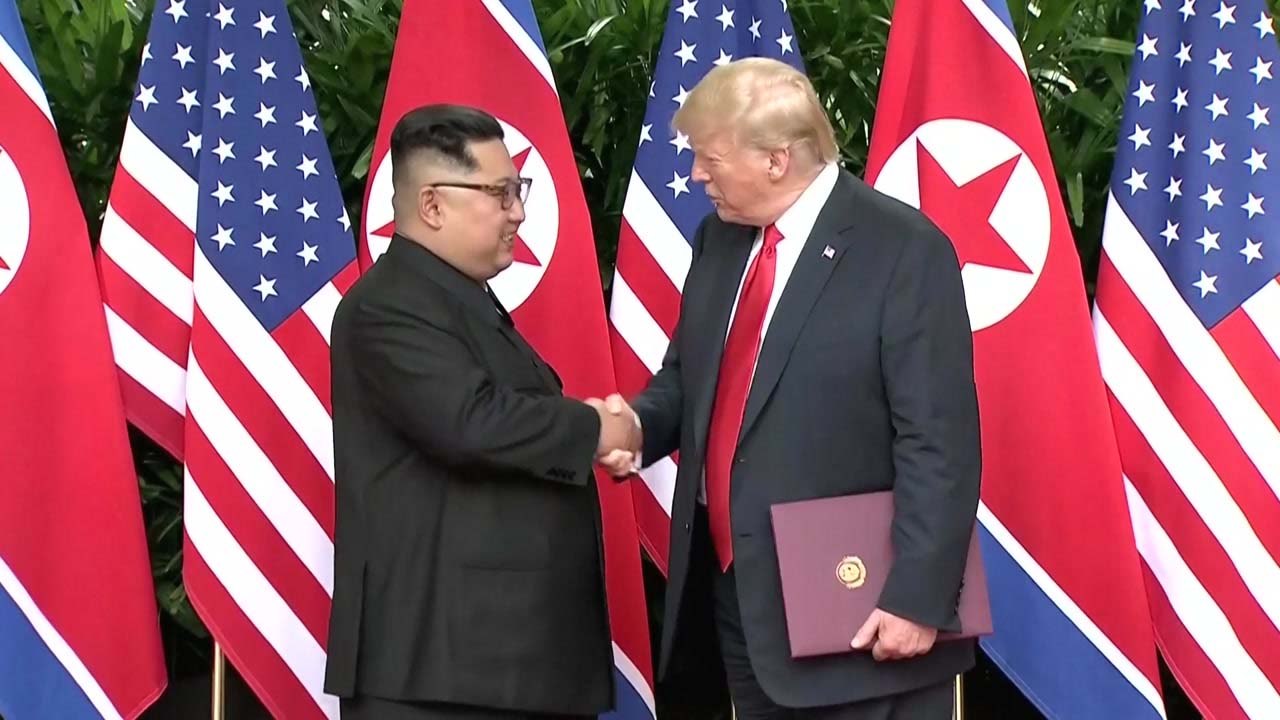[영상] 북미 정상, 공동합의문 서명식 뒤 기념 촬영 / YTN