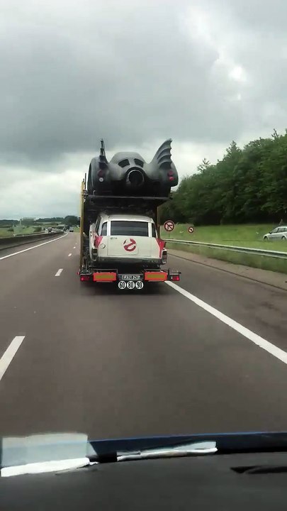 Un porte-voitures chargé de merveilles sur l'autoroute du Sudu