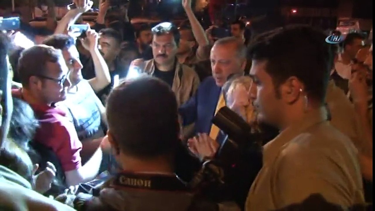 Cumhurbaşkanı Erdoğan TGRT Haber Yayını Sonrası Vatandaşlarla Fotoğraf Çekildi