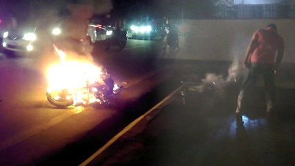 VIDEO: चलते-चलते आग का गोला बन गई बाइक, देखें कैसे बाल-बाल बचा बाइक सवार