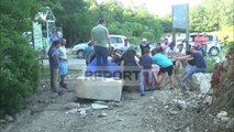 Bllokimi i rrugës për në plazh nga Kisha, banorët e Ishmit nisin të largojnë gurët gjatë protestës