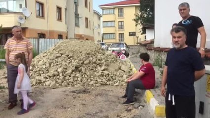 Site Girişine Dökülen Hafriyat Nedeniyle Araçlar Mahsur Kaldı