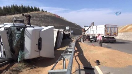 Gaziantep'te Tır Devrildi, Çevre Yolu Buğday Tarlasına Döndü